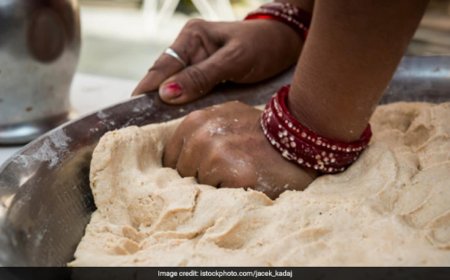 आटा गूंथने से पहले मिला लें ये 2 चीजें, कागज की तरह पतली और रूई सी मुलायम बनेंगी रोटियां