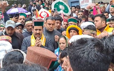 रामपुर पहुंचे बसाहरू, गसो और जाख देवता:चार दिवसीय फाग मेला शुरू, पूर्व सांसद प्रतिभा सिंह और विक्रमादित्य ने किया स्वागत