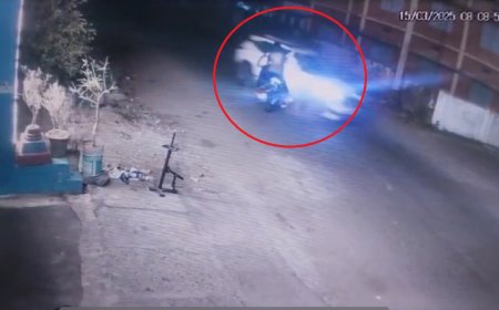 बाइक सवारों ने मौत को दिया चकमा, कार और दुपहिया में जोरदार भिड़ंत, खंभे से टकराकर चारपहिया हुई चकनाचूर-VIDEO