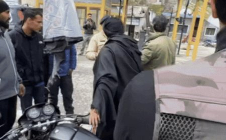 पंजाब के युवक भिंडरावाले के झंडे लगाकर पहुंचे मनाली:पुलिस ने देखकर बाइक से उतरवाए, 180 के काटे चालान