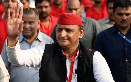 'इस भ्रष्टाचार का अंतिम पड़ाव अधिकारी नहीं कोई और है', IAS अभिषेक प्रकाश के बहाने अखिलेश के निशाने पर कौन?