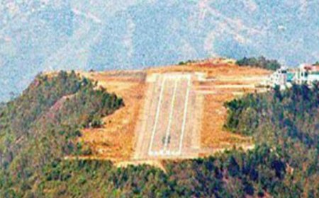 हिमाचल में इमरजेंसी ब्रेक लगाकर रोकना पड़ा विमान:तकनीकी खराबी से यात्रियों में हड़कंप, डिप्टी CM और DGP भी थे सवार, धर्मशाला की उड़ान कैंसल