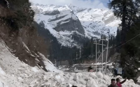 मनाली-केलांग हाईवे पर हिमस्खलन:रास्ता बंद, बीआरओ रोड खोलने में लगा; अटल टनल रोहतांग पर गाड़ियां रोकी गई