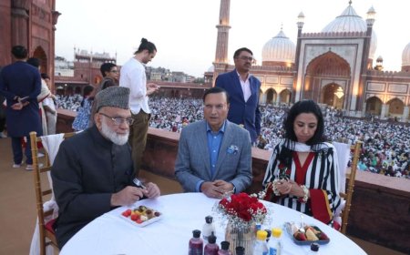 जामा मस्जिद के शाही इमाम की इफ्तार पार्टी में शरीक हुए रजत शर्मा और रितु धवन, कई जानी-मानी हस्तियां रहीं मौजूद