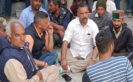हिमाचल में इंटरकास्ट मैरिज पर बवाल:परिजनों ने क्षत्रिय संगठन समेत किया थाने का घेराव, SC लड़के पर ब्राह्मण युवती को भगाने का आरोप