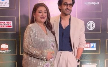 अवार्ड शो में बेटे यशवर्धन के साथ शामिल हुईं सुनीता:गोविंदा के नजर न आने पर पैपराजी ने सवाल किया, वायरल हुआ रिएक्शन