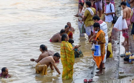 Shani Amavasya 2025: शनिवार के दिन पड़ रही है चैत्र अमावस्या, जानिए इस दिन किन चीजों का दान करना होता है शुभ