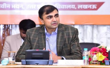 IAS अभिषेक प्रकाश को भेजी गई चार्जशीट, सोलर कंपनी घूसकांड में आरोप... जानिए क्या कहता है नियम