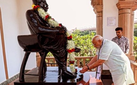 प्रधानमंत्री नरेंद्र मोदी ने नागपुर में RSS स्मृति मंदिर में की श्रद्धांजलि अर्पित