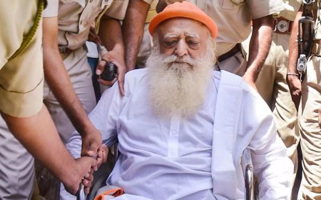 इंदौर, उज्जैन और सूरत घूम रहा आसाराम बापू, उसे कैसी बीमारी? जमानत अवधि बढ़ाए जाने पर दुष्कर्म पीड़िता के परिवार ने जताई चिंता