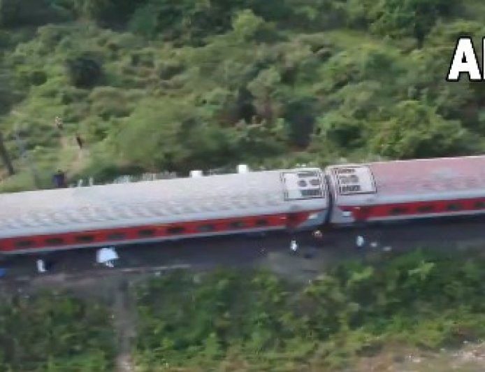 कटक में बड़ा रेल हादसा: बैंगलोर-कामाख्या एक्सप्रेस के 11 डिब्बे पटरी से उतरे, एक की मौत, 8 घायल