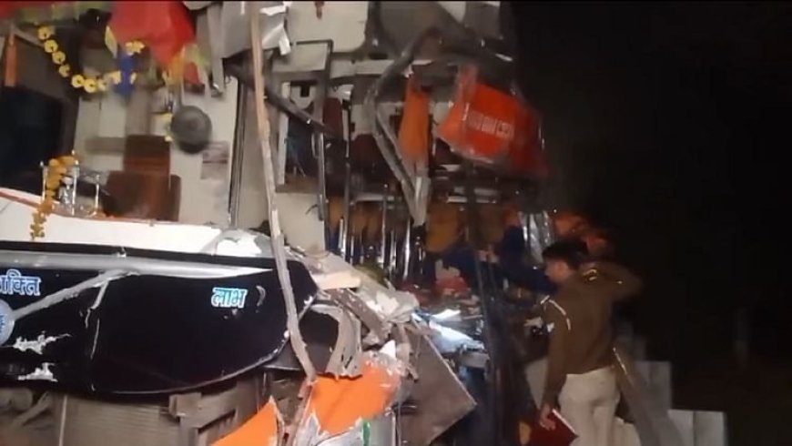 UP Accident: लखनऊ एक्सप्रेसवे पर बड़ा सड़क हादसा, ट्रक में पीछे से घुसी डबल डेकर बस; चार की मौत...कई घायल