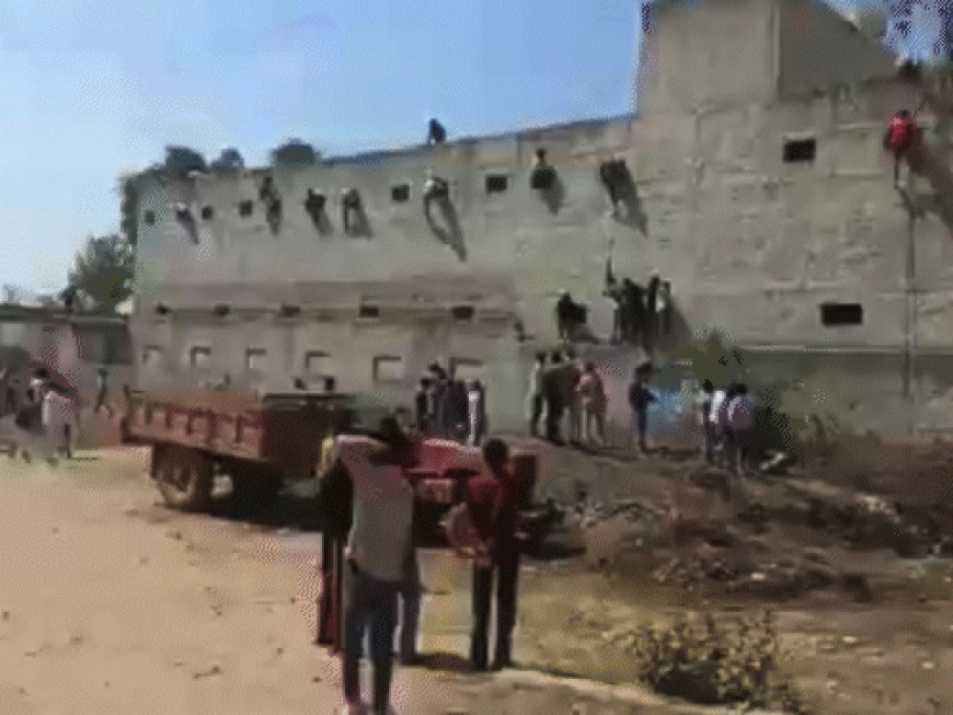 हरियाणा बोर्ड 10वीं मैथ्स का पेपर लीक:एक दिन पहले 12वीं का पेपर वायरल हुआ था, नकल कराते-पर्ची देते दिखे परिजन