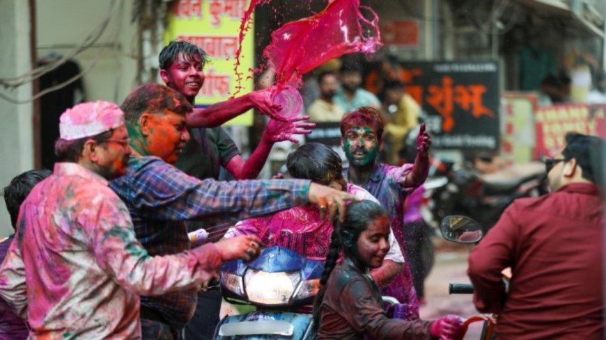 Holi Live: देशभर में धूमधाम से मनाया जा रहा होली का त्योहार, सुरक्षा भी कड़ी, यहां देखें हर अपडेट