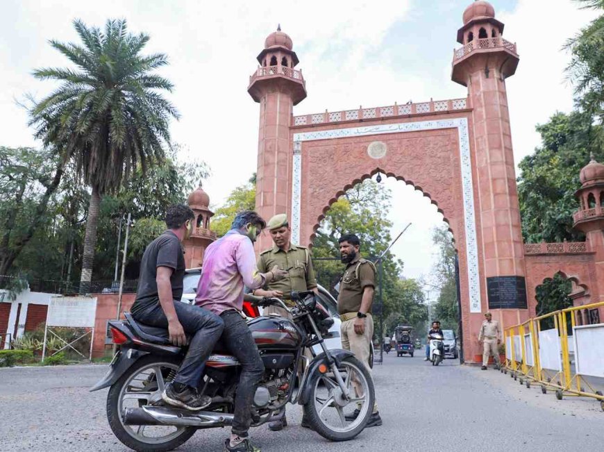 ताले और तालीम के शहर अलीगढ़ में भी होली की धूम, रंगों में रंगे लोग; जानें कहां कैसे सुरक्षा बंदोबस्त