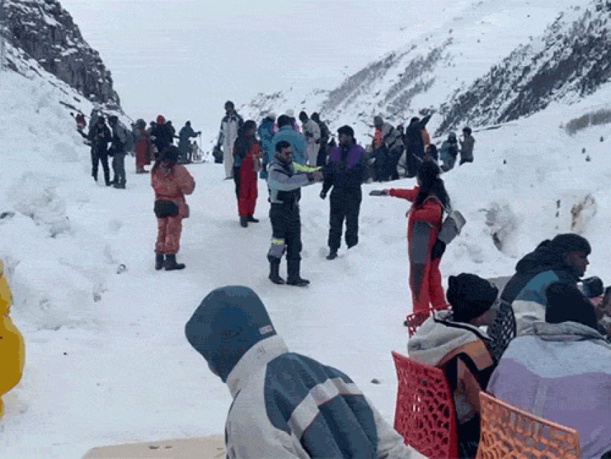 हिमाचल में मार्च में स्नोफॉल, पर्यटकों की लगी भीड़:बर्फ से ढके अटल टनल रोहतांग, सोलंगनाला, कोकसर और हामटा पास; पहाड़ों पर मौसम सुहावना