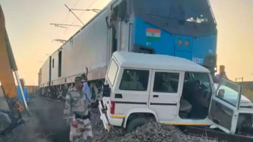 CISF की गाड़ी को मालगाड़ी ने मारी टक्कर, बाल-बाल बचे देश के जवान, भीषण हादसे का Video आया सामने