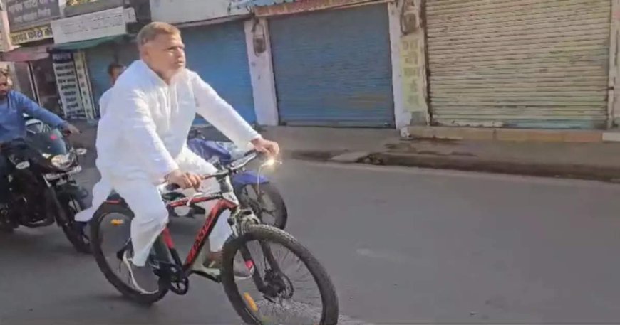 लग्जरी गाड़ी छोड़ साइकिल से सब्जी खरीदने निकले मंत्री, बता दिया क्या है खास वजह
