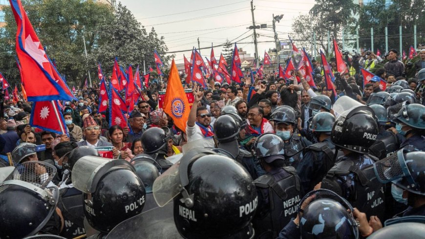 बांग्लादेश की तरह नेपाल में होगा तख्तापलट? काठमांडू में सड़कों पर आग लगाने निकले लड़ाके