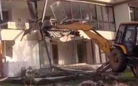 डीटीपी की मोजमाबाद व किड़ावली में बड़ी कार्रवाई:बीस एकड़ में अवैध रूप से बने रसूखदारों के 12 आलीशान फार्म हाउस जमींदोज, कई की बाउंड्रीवाल धराशायी