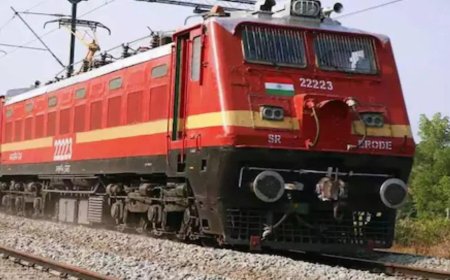 मोबाइल में व्यस्त रही मां और चलती ट्रेन से गिर गया बेटा, हालत गंभीर होने पर बच्चा हाथरस से आगरा रेफर