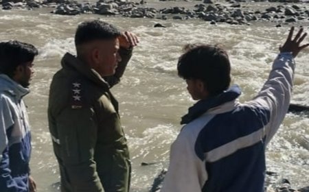 हिमाचल में झारखंड के दो युवक नदी में बहे:टूटे पुल पर चढ़े, पैर फिसला, एक को बचाने में दूसरा गिरा; एक का शव मिला