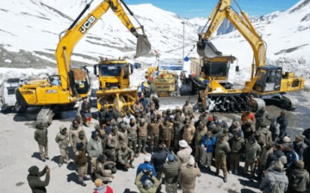 शिंकुला दर्रे का रास्ता खुला:बीआरओ ने 40 फीट बर्फ काटी, लाहौल-जांस्कर के बीच वाहनों की आवाजाही शुरू