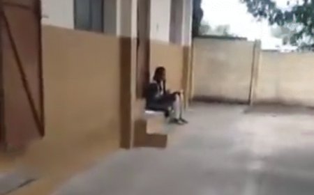 दलित छात्रा को पीरियड्स के कारण क्लास से बाहर बैठाया:सीढ़ियों पर बैठकर एग्जाम देती रही 8वीं की छात्रा, वीडियो वायरल होने पर प्रिंसिपल सस्पेंड