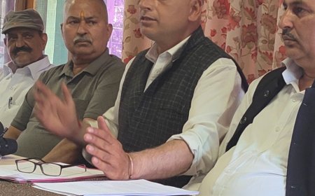 धर्मशाला में मंदिर की जमीन पर अवैध कब्जा:महंत पर जमीन बेचने का आरोप, सेवा समिति ने की कार्रवाई की मांग