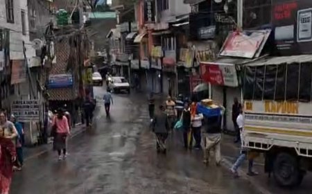 धर्मशाला में व्यापारियों का प्रदर्शन:4 घंटे बाजार बंद रखा, ट्रेड लाइसेंस व्यवस्था का विरोध