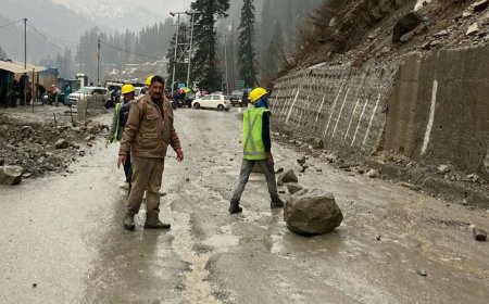 लाहौल में बर्फबारी सहित पहाड़ियों से पत्थर गिर रहे:सड़कों पर फिसलन बढ़ी, मनाली आ रहे पर्यटकों को वापस भेजा जा रहा