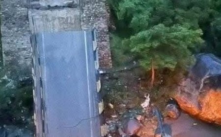 हिमाचल में NH-305 पर पुल टूटा:बंजार-तीर्थन घाटी समेत कई क्षेत्रों का संपर्क कटा, टूरिस्ट फंसे, बेली ब्रिज लगाकर खोलने की योजना