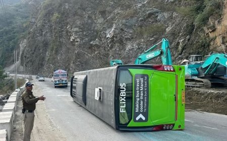 चंडीगढ़-मनाली हाईवे पर वॉल्वो बस पलटी:40 यात्री थे सवार; एसपी बोलीं- ड्राइवर ने अचानक नियंत्रण खोया