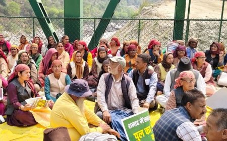 रामपुर में लुहरी जलविद्युत परियोजना का विरोध:16 पंचायतों के प्रभावित लोगों ने रोका निर्माण कार्य, पुल पर धरना शुरू