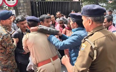 हिमाचल सचिवालय के बाहर दृष्टिबाधित बेरोजगारों का प्रदर्शन:नौकरी की मांग को लेकर हाईवे पर चक्का जाम, शिमला की लाइफ लाइन कार्ट रोड बंद