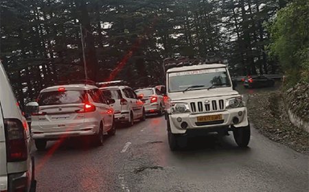 शिमला में 10 किलोमीटर लंबा ट्रैफिक जाम:ढली से कुफरी पहुंची लाइन, स्थानीय लोग और टूरिस्ट परेशान, 20 मिनट के सफर में 2 घंटे