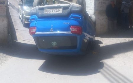 किन्नौर में मुरंग पुल के पास कार पलटी:दो लोग घायल, कन्क्रीट खंभे से टकराई, घंटों तक यातायात रहा बाधित