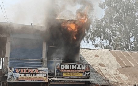 ऊना में मोबाइल स्टोर में लगी आग:सारा सामान जलकर राख, एक घंटे की देरी से पहुंची फायर ब्रिगेड