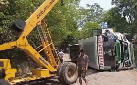 हिमाचल में प्राइवेट बस पलटी:15 यात्री घायल, 5 को गंभीर चोटें, कुल्लू से धर्मशाला जा रही