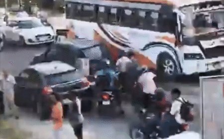 हिमाचल में दुकानदार पर जानलेवा हमला, VIDEO:सिर में डंडा लगने से नीचे गिरे; तमाशबीन बनी रही भीड़, आपस में कहासुनी हुई थी