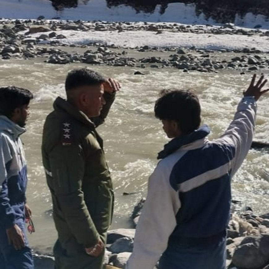 हिमाचल में झारखंड के दो युवक नदी में बहे:टूटे पुल पर चढ़े, पैर फिसला, एक को बचाने में दूसरा गिरा; एक का शव मिला