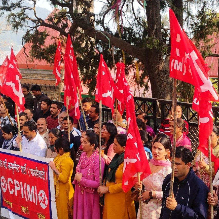 शिमला में CPIM का प्रदर्शन:बस किराया और ईंधन दरों पर डीसी ऑफिस के बाहर धरना, बोले- निजी ऑपरेटरों को फायदा पहुंचाना चाहती सरकार