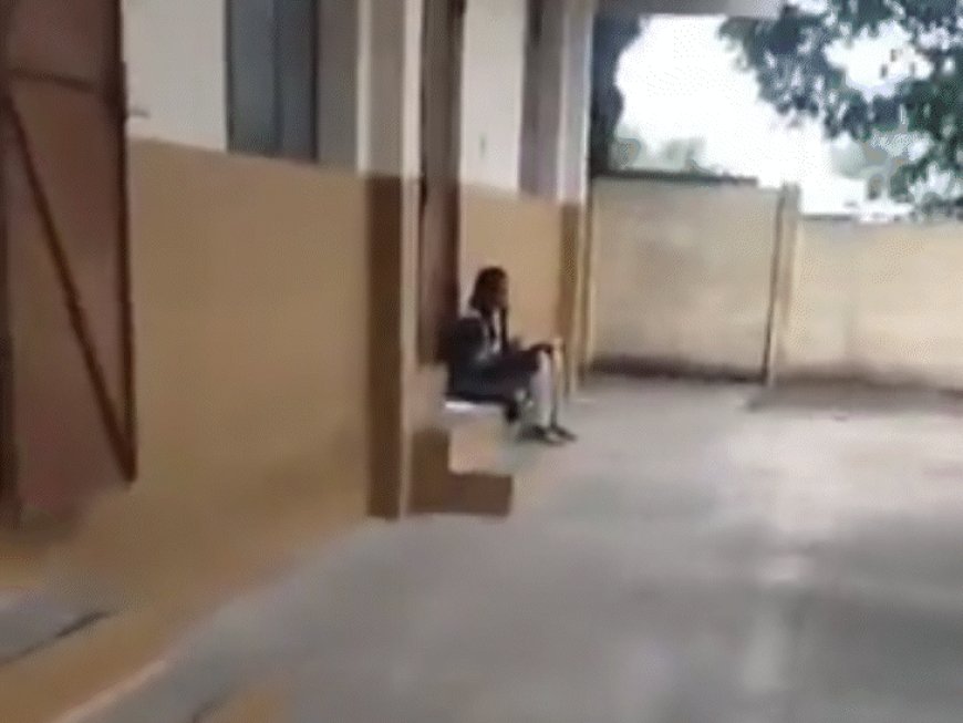 दलित छात्रा को पीरियड्स के कारण क्लास से बाहर बैठाया:सीढ़ियों पर बैठकर एग्जाम देती रही 8वीं की छात्रा, वीडियो वायरल होने पर प्रिंसिपल सस्पेंड