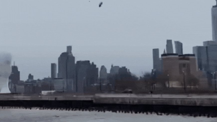 Video shows tourist helicopter 'falling apart' midair, splashing into Hudson river in NYC