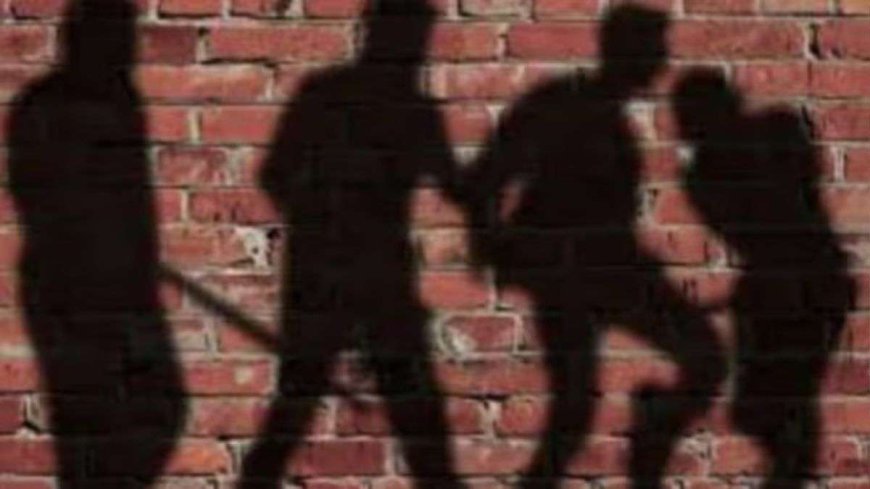 गर्लफ्रेंड के घरवालों ने शख्स को नंगा करके पीटा, लड़की से मिलते हुए देख लिया था