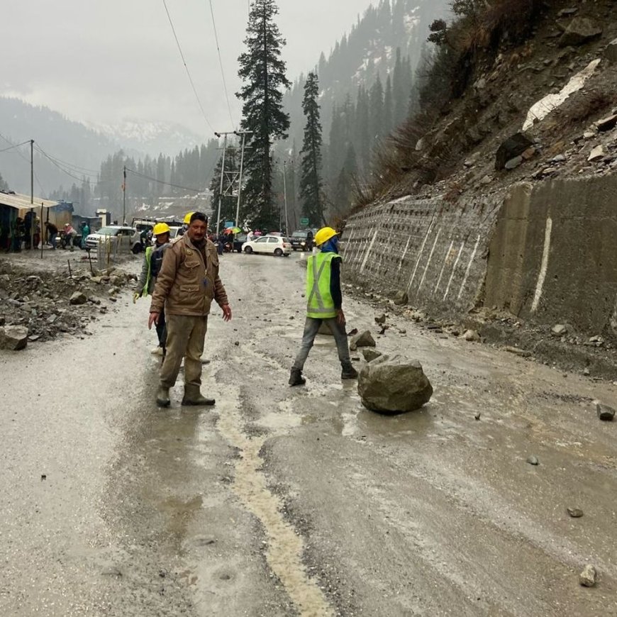 लाहौल में बर्फबारी सहित पहाड़ियों से पत्थर गिर रहे:सड़कों पर फिसलन बढ़ी, मनाली आ रहे पर्यटकों को वापस भेजा जा रहा