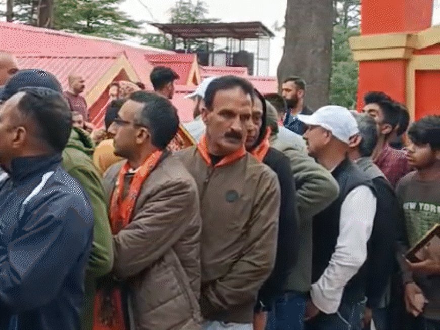 हनुमान जन्मोत्सव पर जाखू में उमड़े श्रद्धालु:सुबह 4 बजे खोले गए मंदिर के कपाट, सवा क्विंटल के रोट से लगाया जाएगा भोग