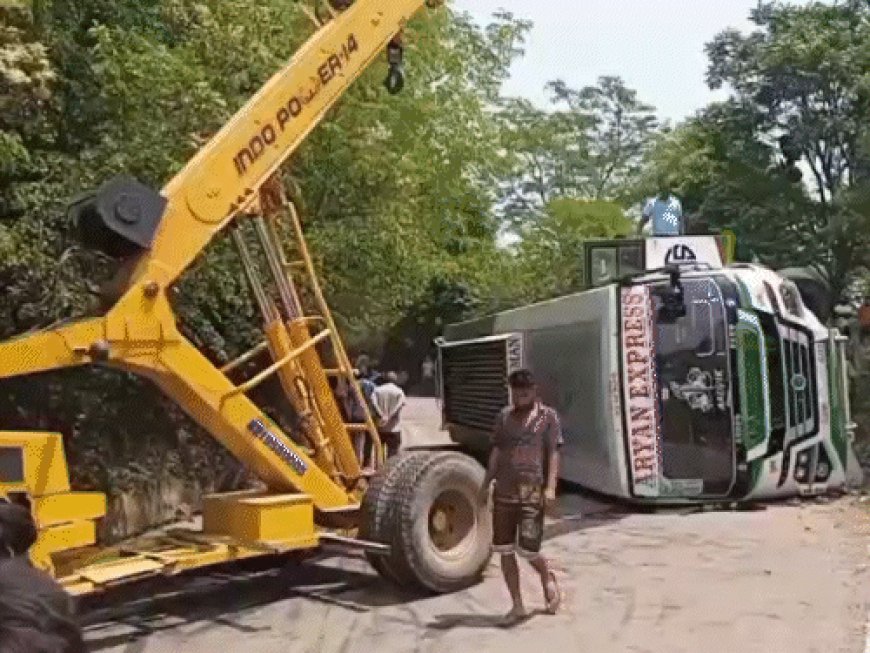 हिमाचल में प्राइवेट बस पलटी:15 यात्री घायल, 5 को गंभीर चोटें, कुल्लू से धर्मशाला जा रही