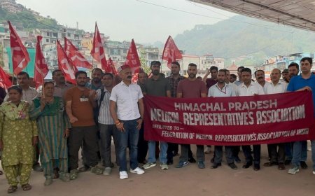 मंडी में मजदूर संगठनों का प्रदर्शन:बोले- श्रम कानूनों में बदलाव और 12 घंटे की शिफ्ट का विरोध, 20 को निकालेंगे रैली