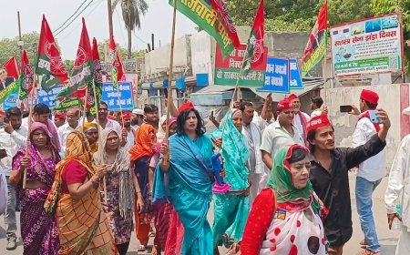 हाथ में बाबा साहेब की प्रतिमा और पोस्टर बैनर लेकर सडकों पर उतरे सपाई